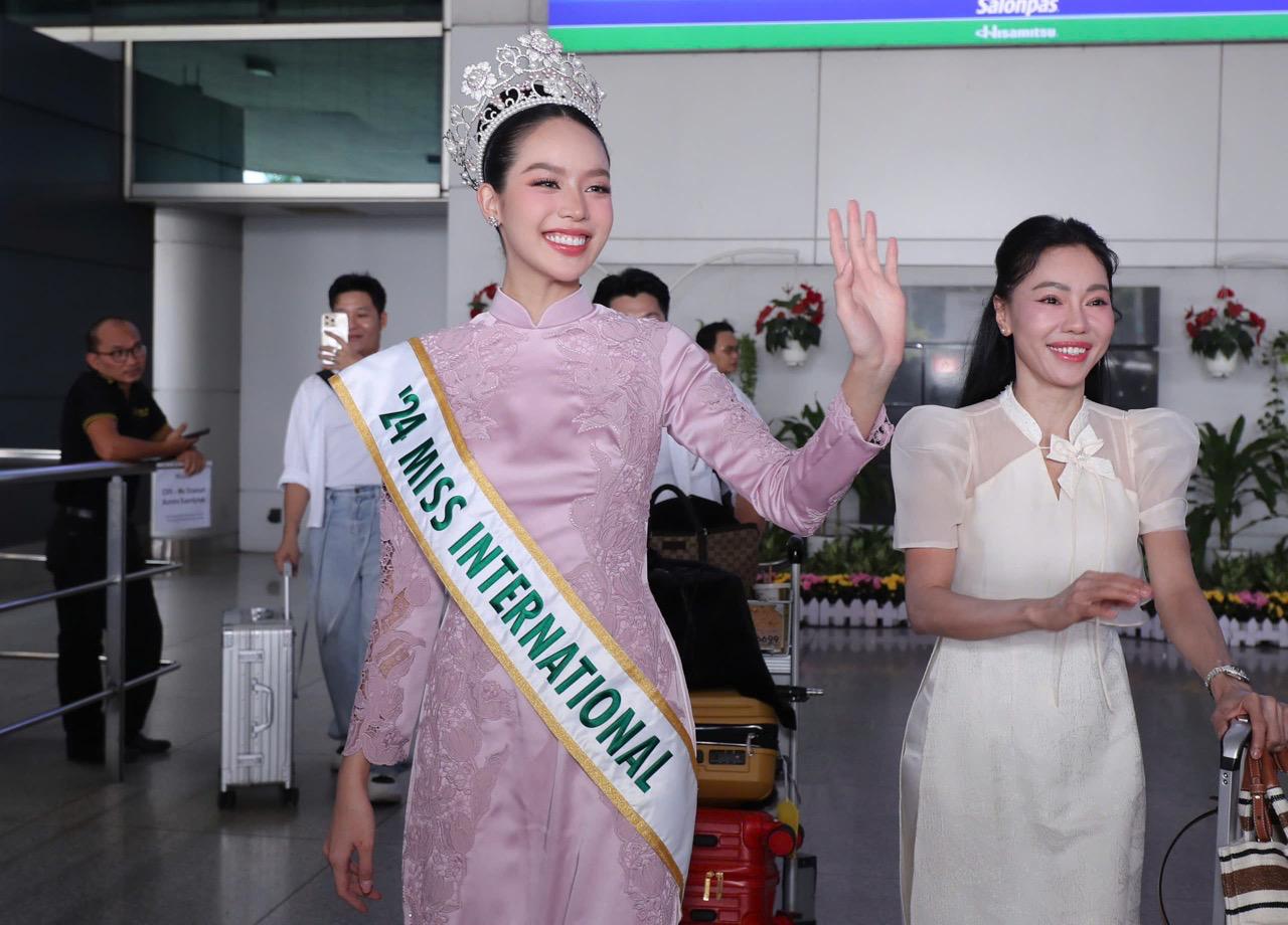 Miss Thanh Thuy will parade with Santa Claus in Da Nang. Photo: Anh Tu