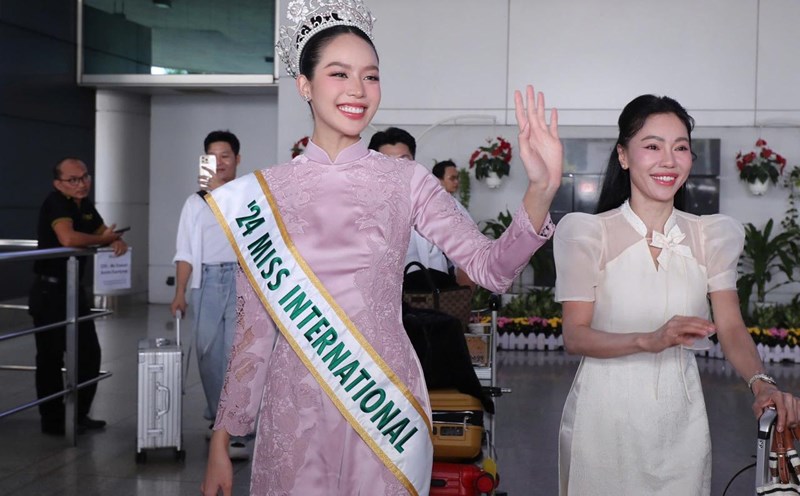 Miss Thanh Thuy will parade with Santa Claus in Da Nang. Photo: Anh Tu