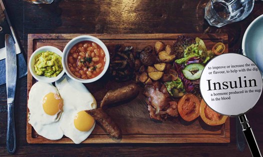 Người nhiều insulin cần tuân theo chế độ ăn kiêng. Đồ họa: Hạ Mây