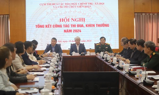 Chủ tịch Ủy ban Trung ương MTTQ Việt Nam Đỗ Văn Chiến (giữa) bày tỏ mong muốn 9 tổ chức đi đầu trong công cuộc tinh gọn bộ máy. Ảnh: Nhật Hạ