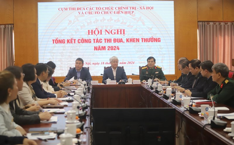 Chairman of the Central Committee of the Vietnam Fatherland Front Do Van Chien (center) expressed his wish that 9 organizations take the lead in streamlining the apparatus. Photo: Nhat Ha