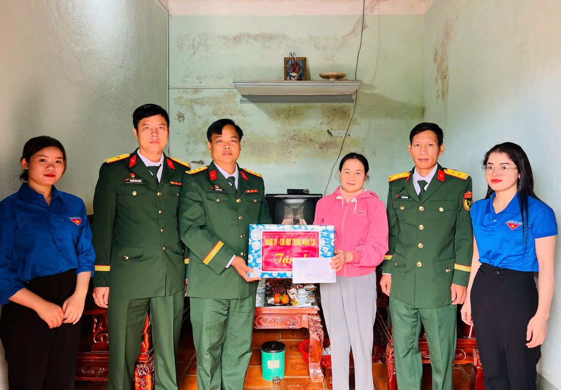 Leaders of Regiment 726 visited and presented gifts to families with meritorious services to the revolution. Photo: Bao Lam