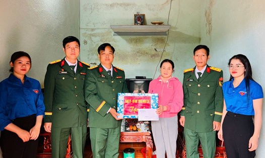 Lãnh đạo Trung đoàn 726 thăm hỏi, tặng quà các gia đình chính sách có công với cách mạng. Ảnh: Bảo Lâm