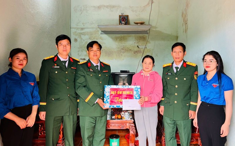 Leaders of Regiment 726 visited and presented gifts to families with meritorious services to the revolution. Photo: Bao Lam