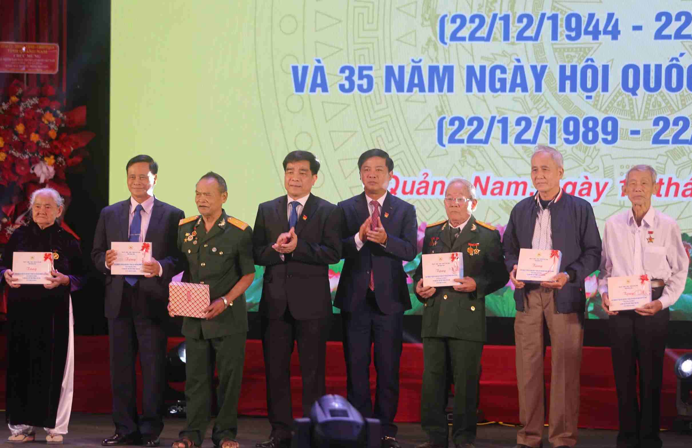Quang Nam provincial leaders present gifts to Vietnamese Heroic Mothers and Heroes of the People's Armed Forces. Photo: Tra Ban