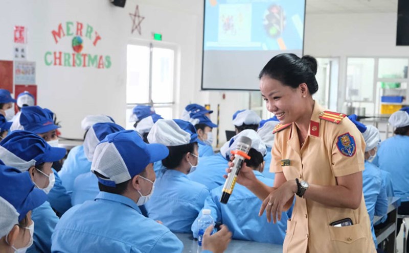 A session to disseminate legal knowledge to nearly 300 union members and workers in Da Nang. Photo: Tra Van