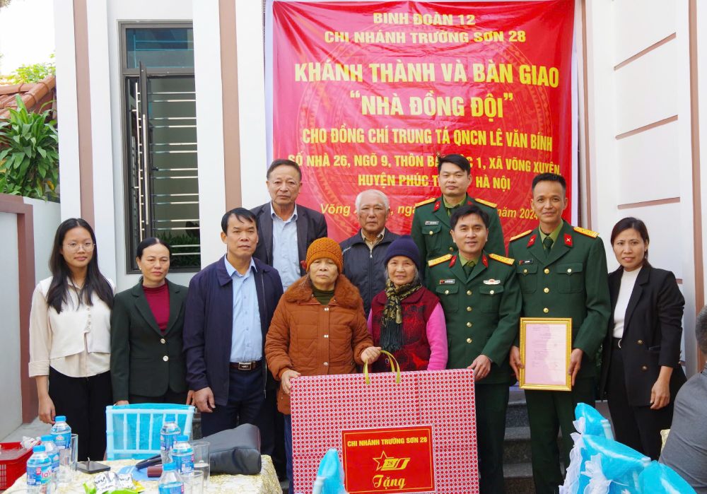 Lieutenant Colonel Nguyen Hoai Nam presented funds to support the construction of "Comrades' House" in 2024 for soldiers in difficult circumstances. Photo: T.Vuong
