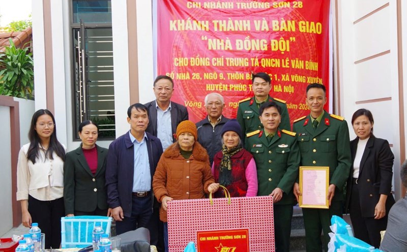 Lieutenant Colonel Nguyen Hoai Nam presented funds to support the construction of "Comrades' House" in 2024 for soldiers in difficult circumstances. Photo: T.Vuong
