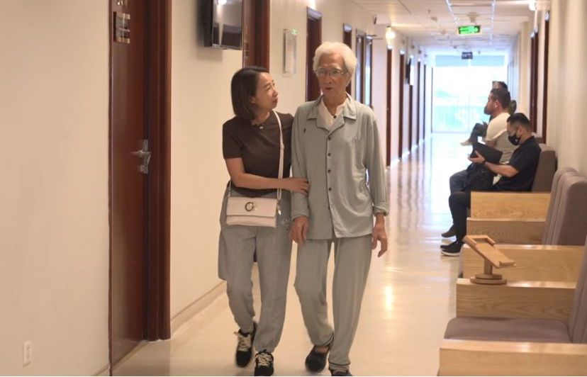 Chi sau 1 tuan dai phau, ong Dung da co the tro chuyen, tu di lai va hoan toan khong cam thay dau don.