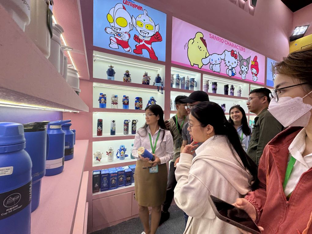 Visitors to the International Exhibition of Vietnamese Children's Products and Toys (IBTE 2024) and the International Exhibition of Vietnamese Gifts and Household Goods (IGHE 2024) in Ho Chi Minh City. Photo: Ngoc Chau