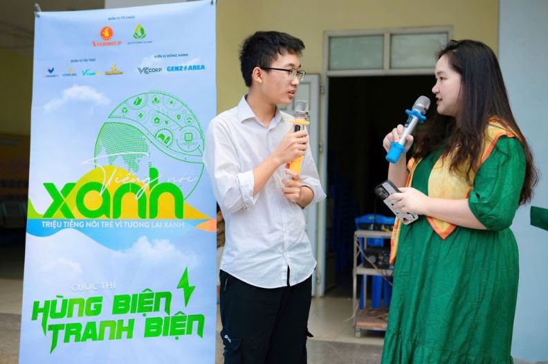 Ba Phan My Linh - Dong sang lap Lien doan Tranh bien Viet Nam, Co van chuyen mon cao cap cua cuoc thi “Tieng noi Xanh” giai dap cau hoi cua cac ban hoc sinh truong THPT chuyen Thai Binh.
