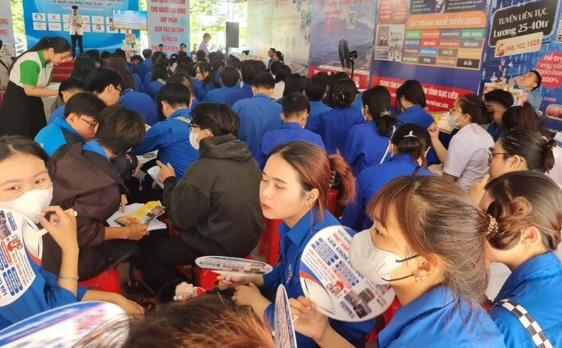 Young people in Bac Lieu learn about job opportunities at a job fair. Photo: Nhat Ho