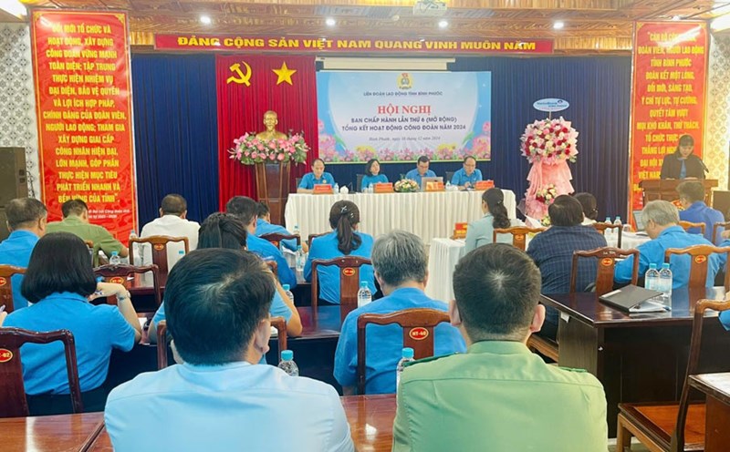 Conference to review trade union work in 2024 and deploy tasks in 2025 of Binh Phuoc Provincial Labor Federation. Photo: Van Son