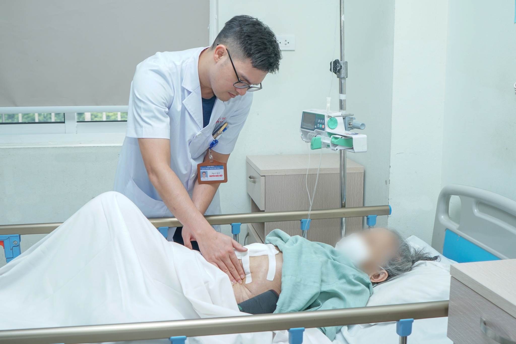 85-year-old woman in septic shock, severe poisoning due to perforated stomach and duodenum due to painkiller abuse. Photo: Thanh Xuan