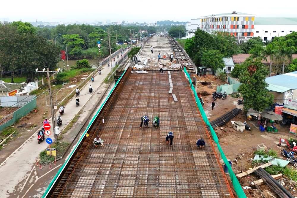 Tang Long Bridge construction site (Thu Duc City). Photo: Anh Tu