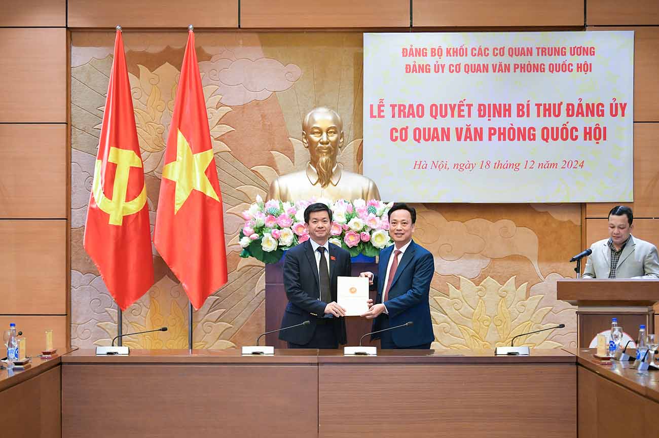 Mr. Lai Xuan Lam - Standing Deputy Secretary of the Party Committee of Central Agencies - presented the Decision to Secretary General of the National Assembly, Head of the National Assembly Office Le Quang Tung. Photo: Quochoi.vn