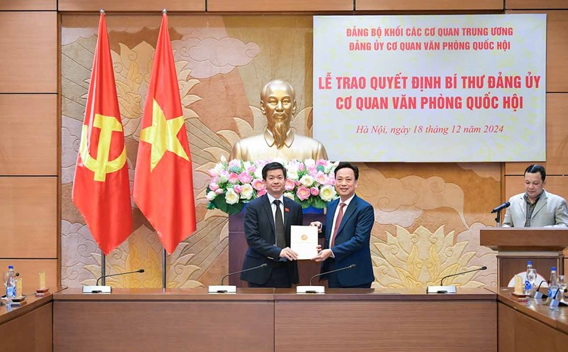 Mr. Lai Xuan Lam - Standing Deputy Secretary of the Party Committee of Central Agencies - presented the Decision to Secretary General of the National Assembly, Head of the National Assembly Office Le Quang Tung. Photo: Quochoi.vn