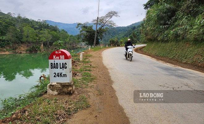 National Highway 34 is the main route connecting Cao Bang and Ha Giang provinces, but for many years it has been in a state of landslides and degradation. Photo: Tan Van.