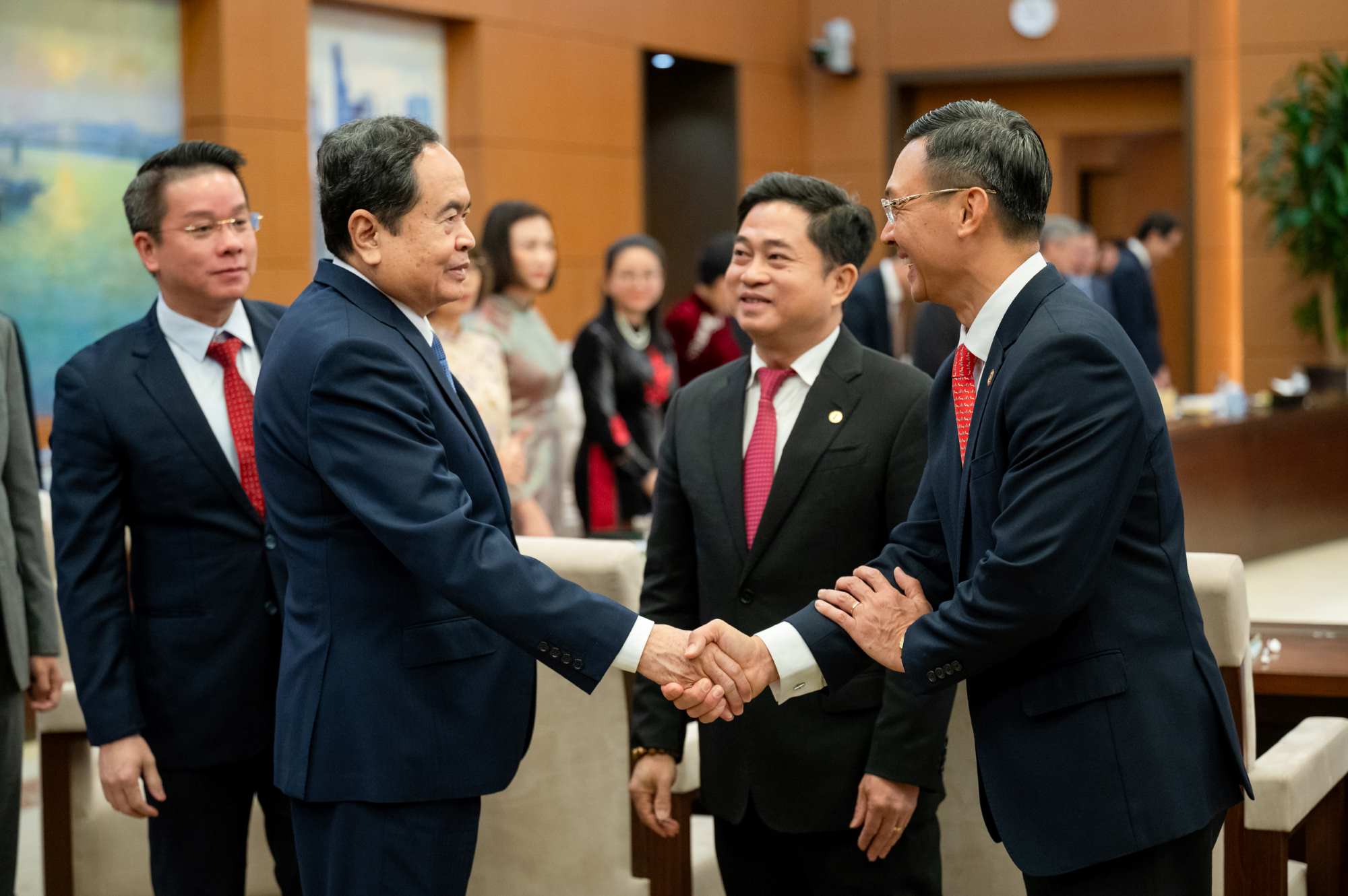 Politburo member and National Assembly Chairman Tran Thanh Man met with the Ambassador and Head of the Vietnamese diplomatic mission abroad. Photo: Quochoi.vn