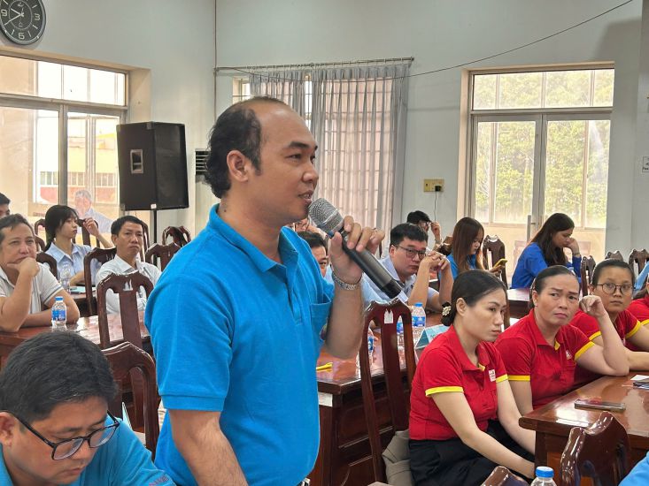 Mr. Doan Huu Duc - Employee of Nam Viet Joint Stock Company - gave his opinion to the leaders at the Dialogue Program between provincial leaders and employees. Photo: Cam Tu