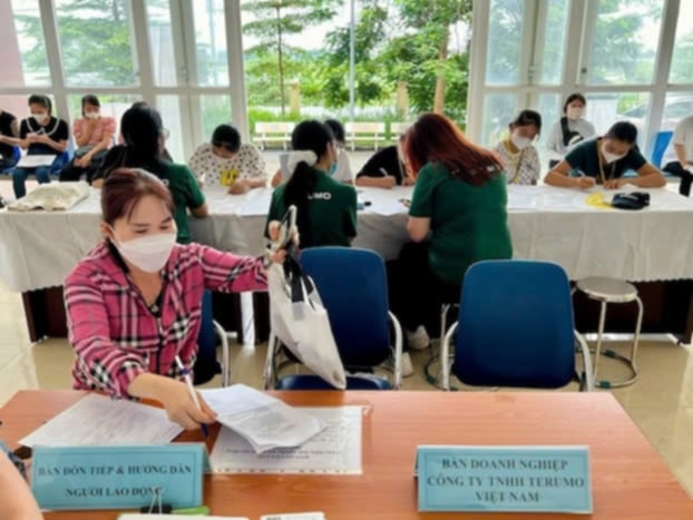 There are many reasons why workers change jobs near Tet. Photo: Huong Nha