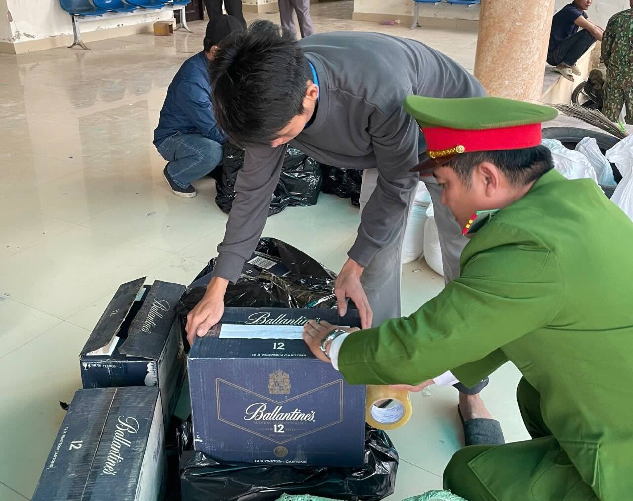 Lực lượng chức năng bắt vụ vận chuyển gần 1.600 chai rượu nhập lậu tại Quảng Bình. Ảnh: Công an Quảng Bình