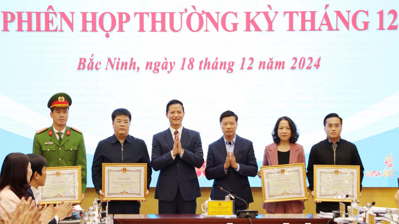 Provincial leaders awarded Certificates of Merit to collectives and individuals of Bac Ninh city. Photo: Huu Thang