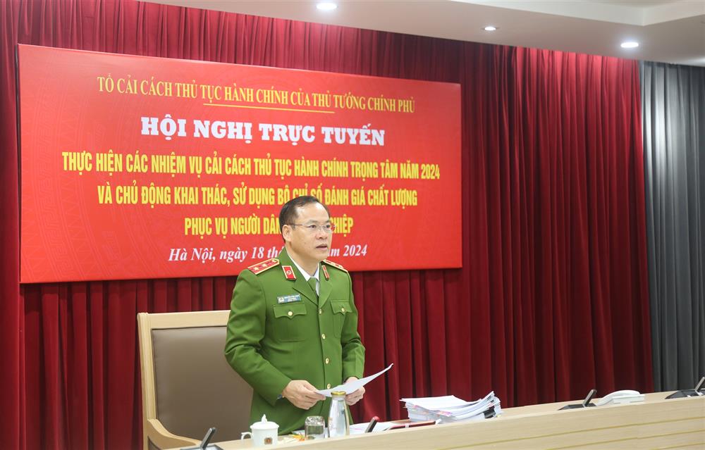 Deputy Minister Nguyen Van Long requested the Ministry of Public Security to preside over and coordinate with relevant ministries and branches to propose the implementation and integration of many types of documents on the VNeID application. Photo: Ministry of Public Security