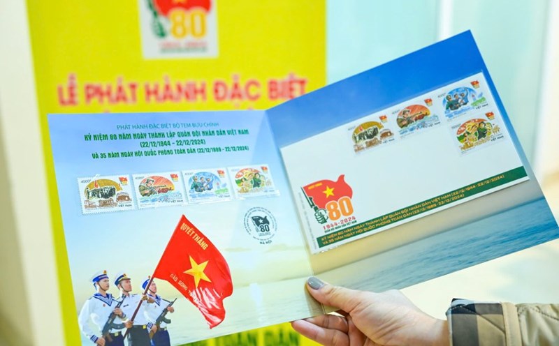 Special stamp set commemorating the 80th anniversary of the Vietnam People's Army and the 35th anniversary of National Defense Day. Photo: Ai Van