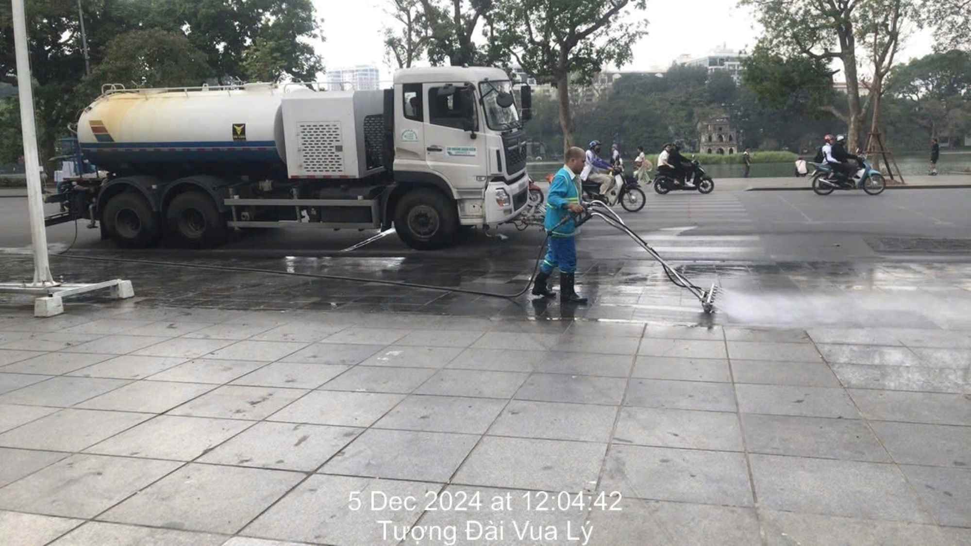 Urenco adjusts street cleaning time, contributing to improving Hanoi's environmental quality. Photo: Urenco