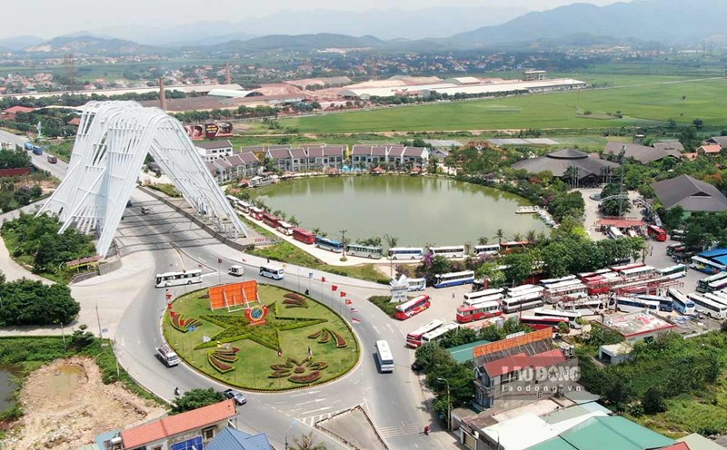 The gateway to Dong Trieu City, Quang Ninh Province from Chi Linh, Hai Duong. Photo: Doan Hung