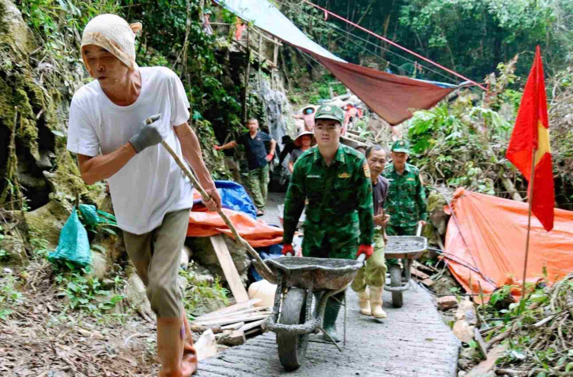 Officers, soldiers and people of Trang Dinh district participate in building the road to inspect border markers and protect border No. 962. Photo: Van Phuc