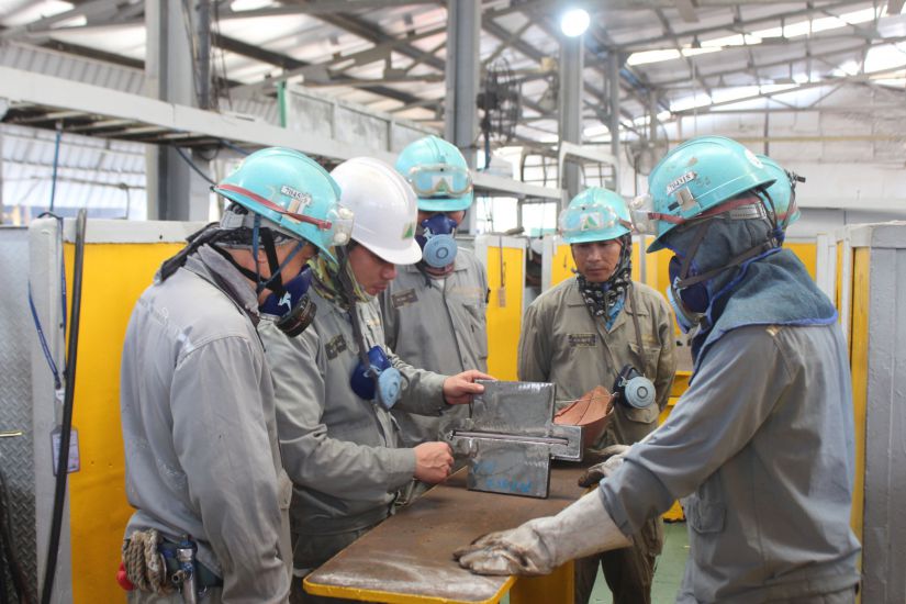Workers of HD Hyundai Vietnam Shipbuilding Co., Ltd. are the first to have their salaries and bonuses announced for 2025. Photo: Phuong Linh