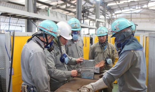 Công nhân Công ty TNHH Đóng tàu HD Hyunhdai Việt Nam là những người đầu tiên được công bố lương thưởng năm 2025. Ảnh: Phương Linh