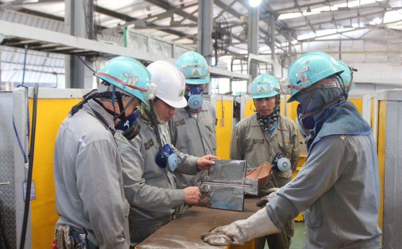 Workers of HD Hyundai Vietnam Shipbuilding Co., Ltd. are the first to have their salaries and bonuses announced for 2025. Photo: Phuong Linh