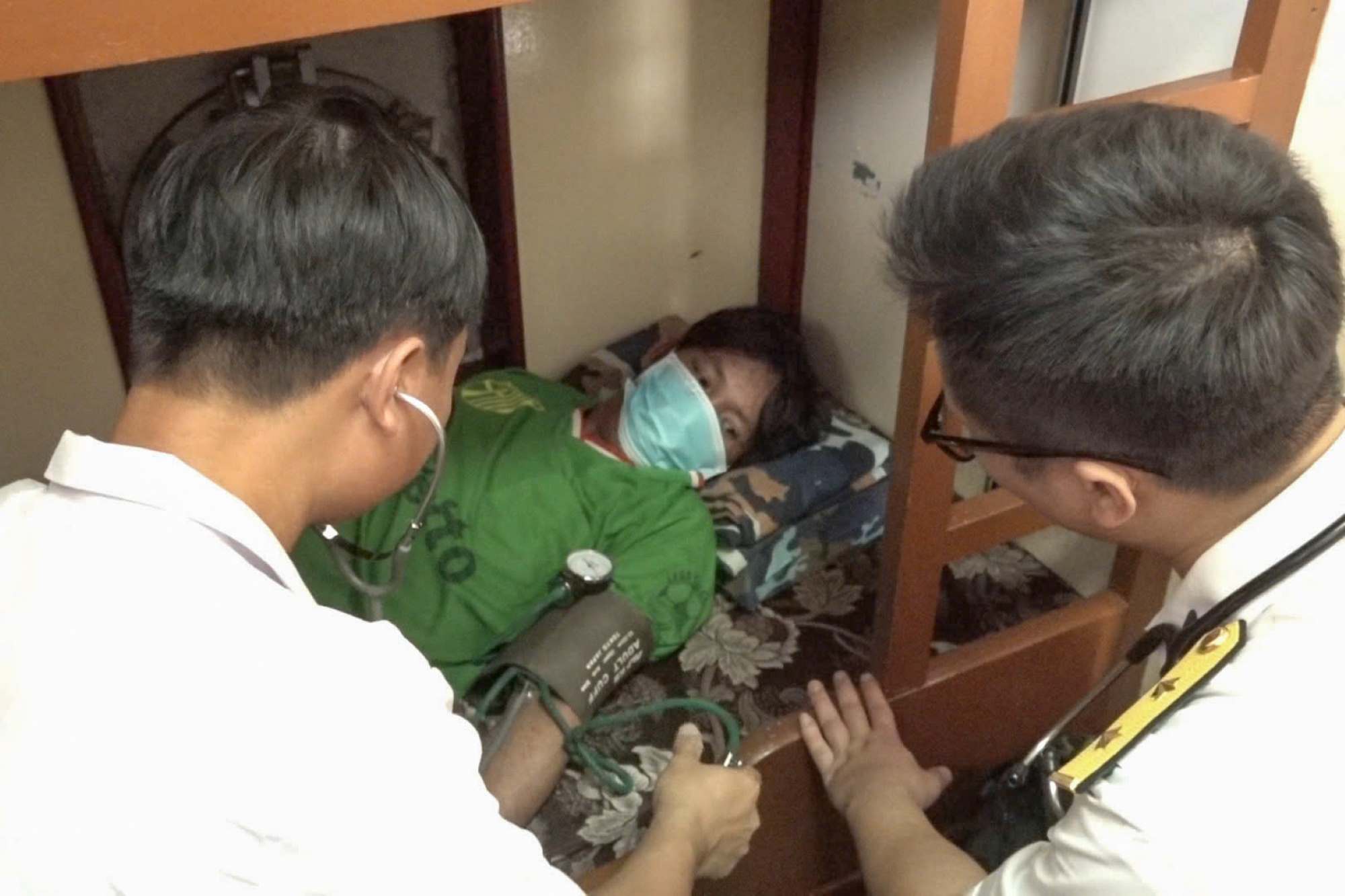 The medical team of Ship 414 checked the health of fisherman Tran Hoai Sang before handing him over to his family on the mainland. Photo: Nam Nguyen