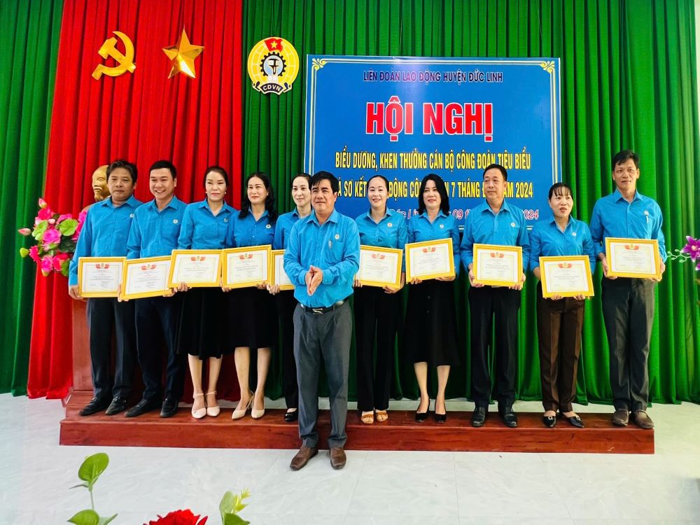 Ông Huỳnh Thiện Linh - Chủ tịch LĐLĐ huyện Đức Linh tặng Giấy khen cho các công đoàn cơ sở. Ảnh: LĐLĐ Đức Linh