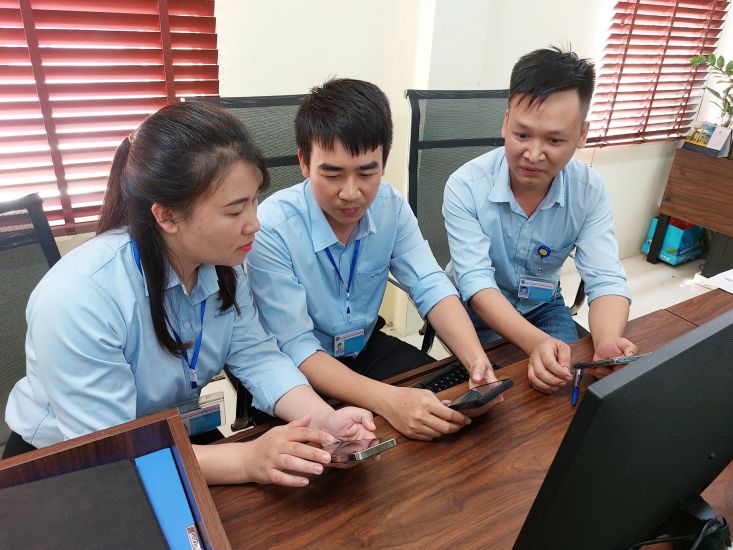 Ms. Le Thi Hang and her colleagues in the group implementing the initiative "Application of Google Maps in management and operation of irrigation works". Photo: Ngoc Anh