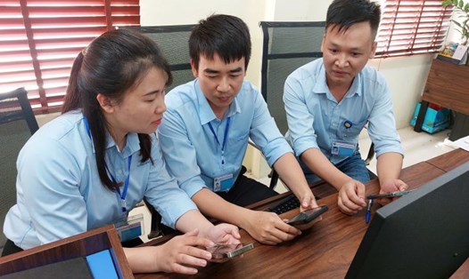 Chị Lê Thị Hằng và đồng nghiệp trong nhóm thực hiện sáng kiến “Ứng dụng Google Maps trong quản lý, vận hành các công trình thủy lợi”. Ảnh: Ngọc Ánh