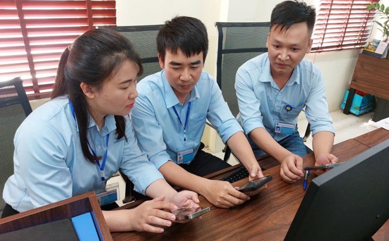 Ms. Le Thi Hang and her colleagues in the group implementing the initiative "Application of Google Maps in management and operation of irrigation works". Photo: Ngoc Anh