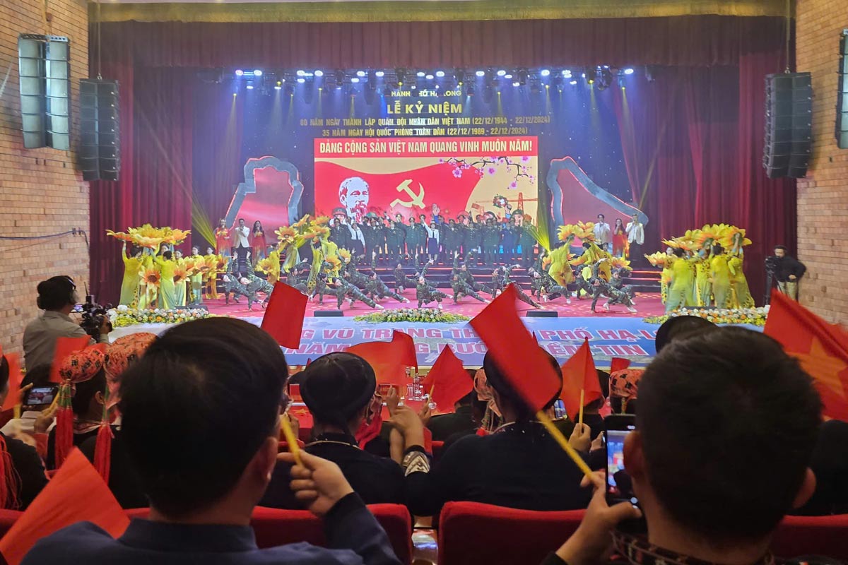 Ha Long shines on the 80th anniversary of the Vietnam People's Army. Photo: Doan Hung

150 KB