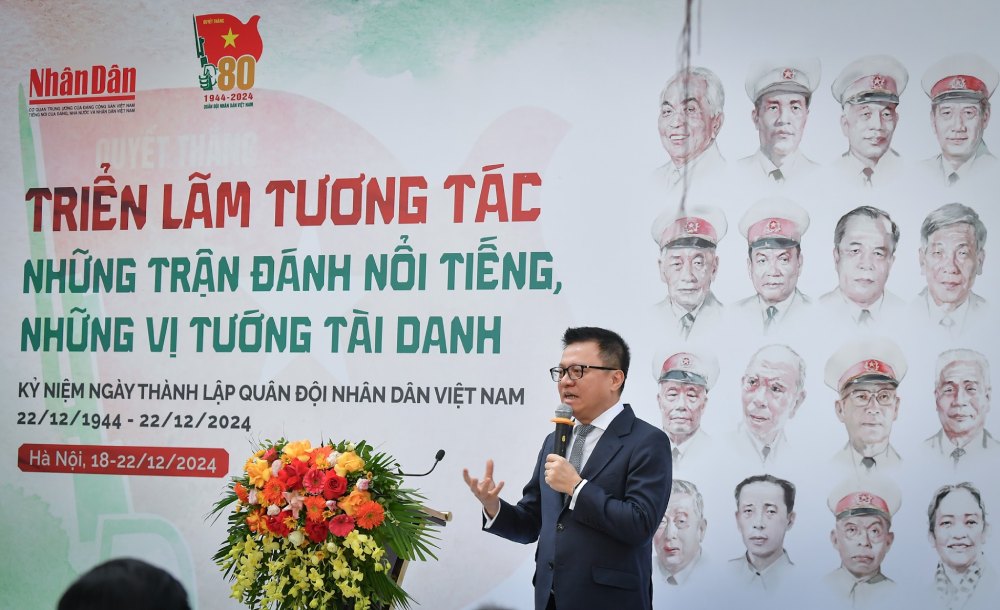 Mr. Le Quoc Minh delivered the opening speech at the exhibition “Famous battles, talented generals”. Photo: T.Vuong