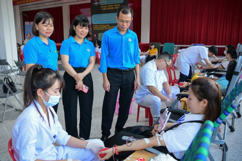 The 2024 “Workers’ Blood Donation” program organized by the Trade Union of Industrial Parks in Ninh Binh province attracted more than 1,000 union members and workers to participate in voluntary blood donation. Photo: Nguyen Truong