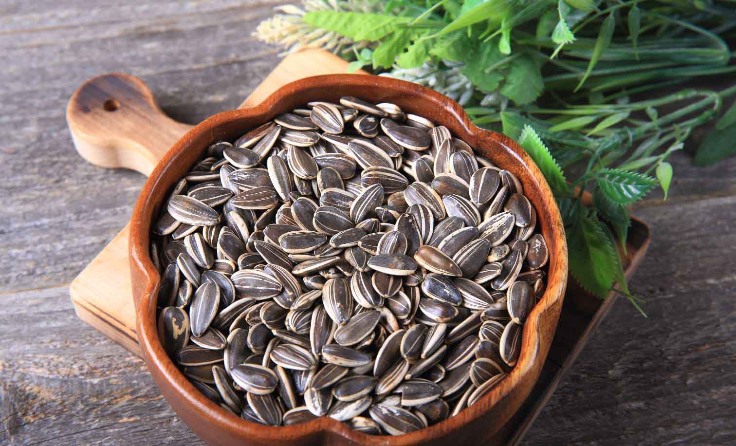 Almonds, walnuts, chia seeds, flax seeds and sunflower seeds are nutritious nuts that help reduce uric acid. Graphics: Dinh Dinh.