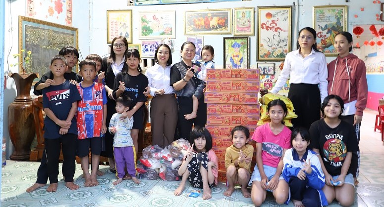 Dak Nong Province Electricity Company presents gifts to people in difficult circumstances in the area. Photo: Bao Lam
