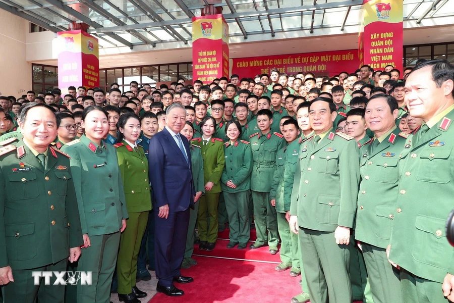 General Secretary To Lam emphasized the expectation of breakthroughs and advancement of the Army youth. In the photo: General Secretary To Lam with delegates. Photo: VNA