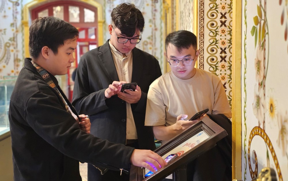 Tourists to Hue experience visiting relics using technology.