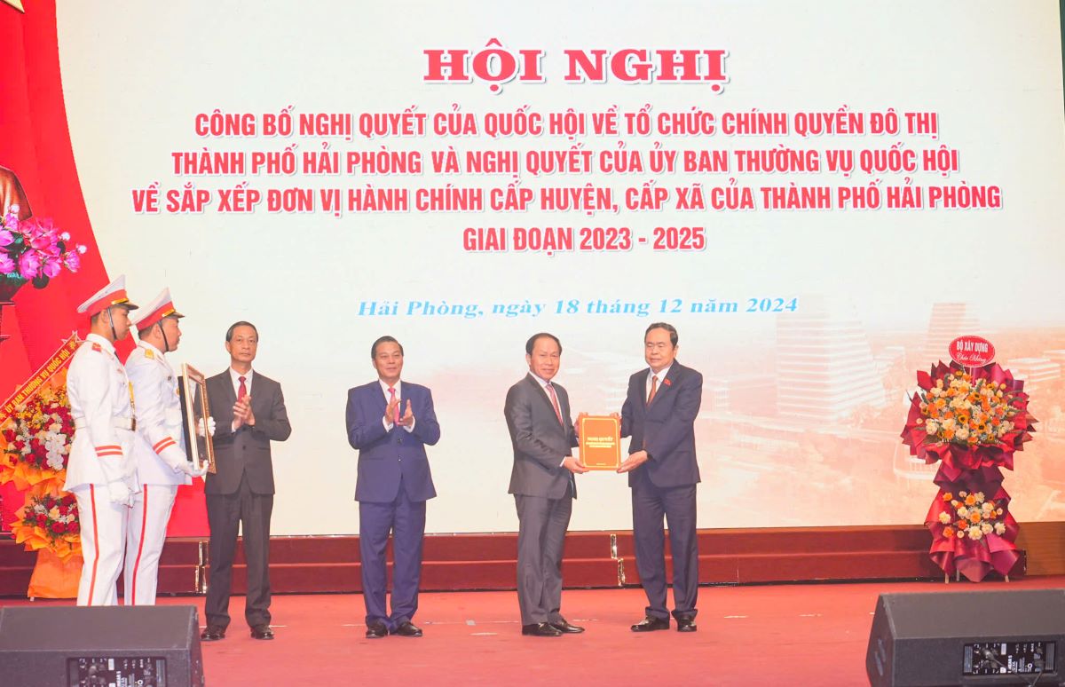 National Assembly Chairman Tran Thanh Man presented the National Assembly's Resolution on the organization of urban government of Hai Phong city to Hai Phong City Party Committee Secretary Le Tien Chau. Photo: Hai Phong City Portal