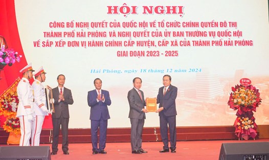 Chủ tịch Quốc hội Trần Thanh Mẫn trao Nghị quyết của Quốc hội về tổ chức chính quyền đô thị thành phố Hải Phòng cho Bí thư Thành ủy Hải Phòng Lê Tiến Châu. Ảnh: Cổng TTĐT Hải Phòng