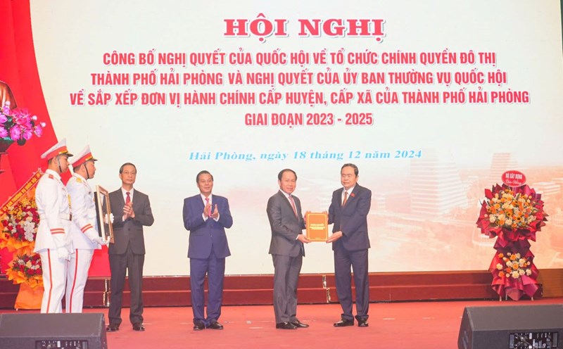 National Assembly Chairman Tran Thanh Man presented the National Assembly's Resolution on the organization of urban government of Hai Phong city to Hai Phong City Party Committee Secretary Le Tien Chau. Photo: Hai Phong City Portal